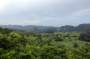 DSC_1405 Vinales,  plus de 150 kilomtres  l'Ouest de La Havane se prsente le plus splendide des paysages que Cuba peut offrir  son visiteur. Dans la province de Pinar del Rio, on trouve les mogotes, d'normes buttes montagneuses mergeant d'une terre rouge, habilles d'une vgtation verdoyante et colore qui se dtache sur l'horizon d'un ciel nuageux.