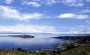 AMS298 Le lac Titicaca est le lac navigable le plus haut du monde (3810m), d'une superficie de 4550km2. Entour de montagnes enneiges que l'on discerne dans le lointain, ce lac, qui fut sacr pour les Incas, le reste d'une certaine manire: les Indiens qui y naviguent jettent dans ses eaux deux feuilles de coca en forme d'offrande au dieu.